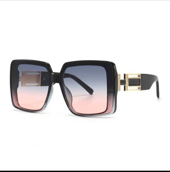 نظارة شمسية بإطار مربع مع لمسات ذهبية