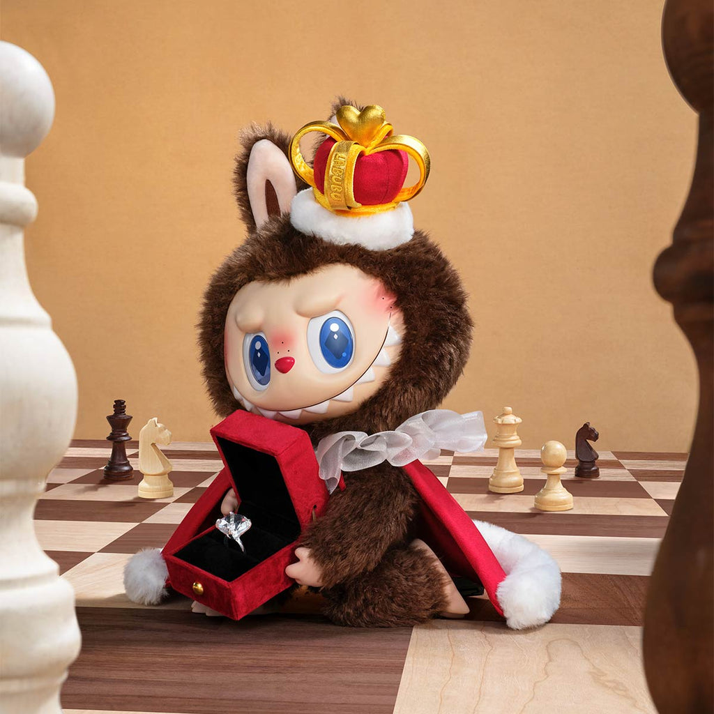 لابوبو Let's Checkmate Serie - دمية كبيرة (37 سم)